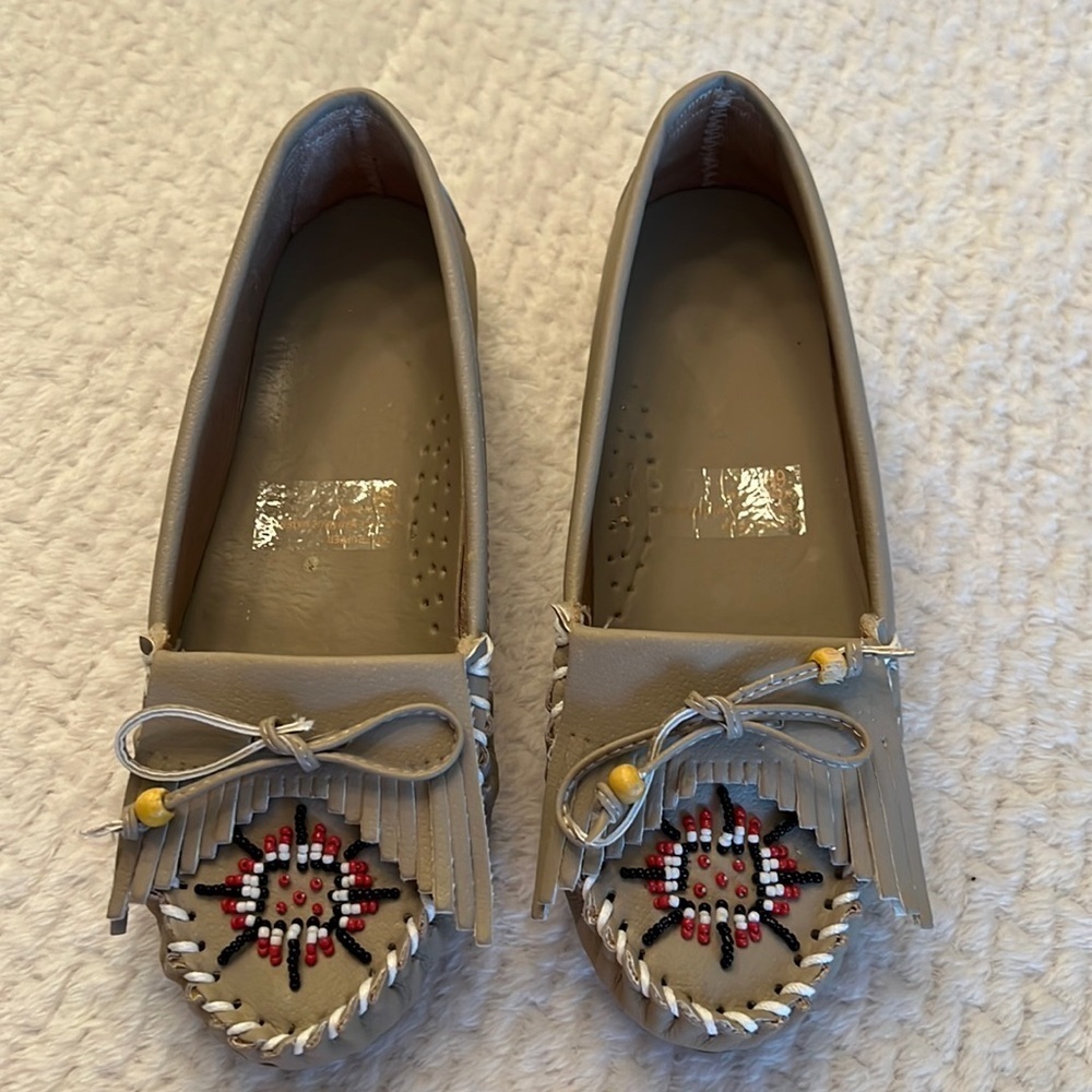 Moccasin Womens Slip On Shoe Leather Upper Beaded Size 6 NEW